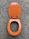 orange toalettlock duschy