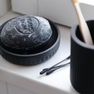 svart tvålfat i polyresin med räfflat mönster från Beslagsboden set miljöbild svart tvål