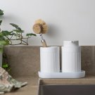 vit  tandborstmugg i polyresin med räfflat mönster från Beslagsboden miljö