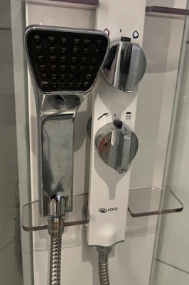 ido showerama 8-5 hylla med urtag för handduschen